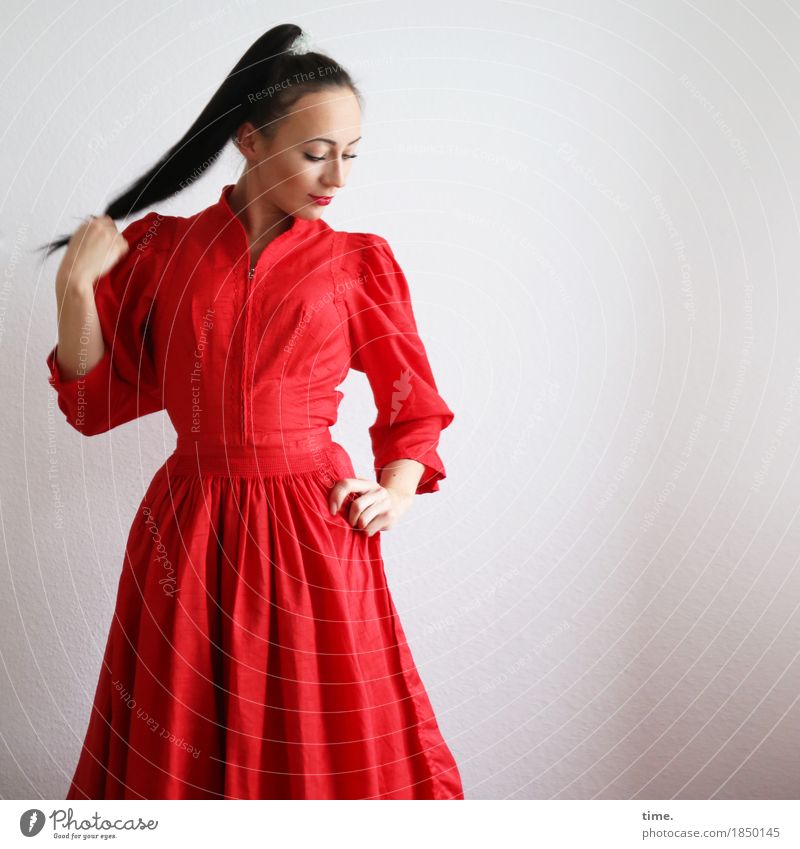 . feminin 1 Mensch Kleid schwarzhaarig langhaarig Zopf beobachten festhalten Blick stehen elegant schön rot Zufriedenheit selbstbewußt Kraft Willensstärke