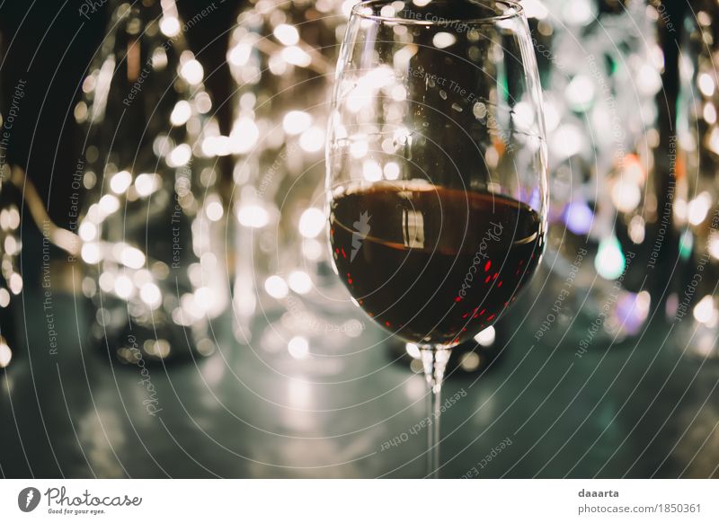 glückliche Wartezeit Getränk Wein Rotwein Glas Lifestyle elegant Stil Design Freude Leben harmonisch Freizeit & Hobby Ausflug Abenteuer Freiheit Lampe Tisch
