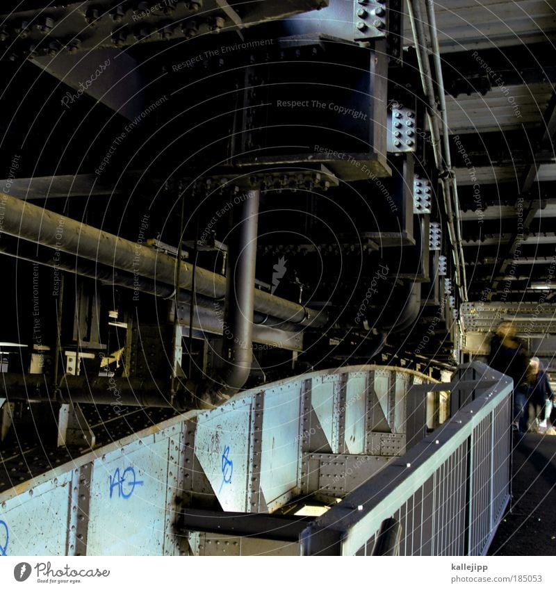 brücke Lifestyle Mensch 2 bevölkert Brücke Tunnel Bauwerk Architektur Fußgänger Kraft Eisen Stahl Stahlträger Stabilität Geländer U-Bahn Farbfoto