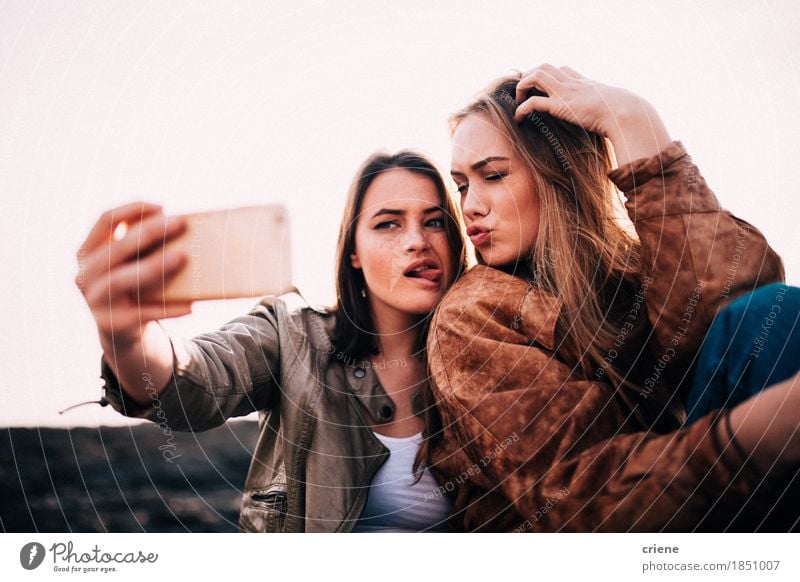 Jugendlich Mädchen, die selfie mit Smartphone nehmen Freude Ferien & Urlaub & Reisen Telefon Fotokamera Technik & Technologie Junge Frau Jugendliche Schwester