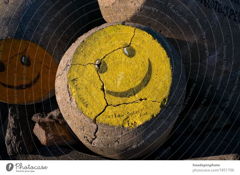 Gelber Smiley auf einem Wasserbrecher in Aveiro, Portugal Ferien & Urlaub & Reisen Tourismus Strand Meer Wellen Kunstwerk Gemälde Stein Zeichen Graffiti