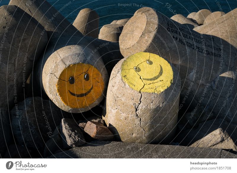 Zwei Smileys auf Beton in Aveiro, Portugal Strand Menschenleer Bauwerk Zeichen positiv Gefühle Freude Glück Fröhlichkeit Zufriedenheit Frühlingsgefühle
