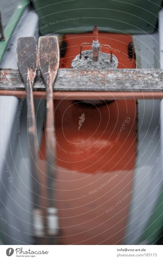 OrangeBoot Wasserfahrzeug See Paddel Ruderboot grün orange nass Fischerboot Angelboot Angeln Unschärfe dunkel trist
