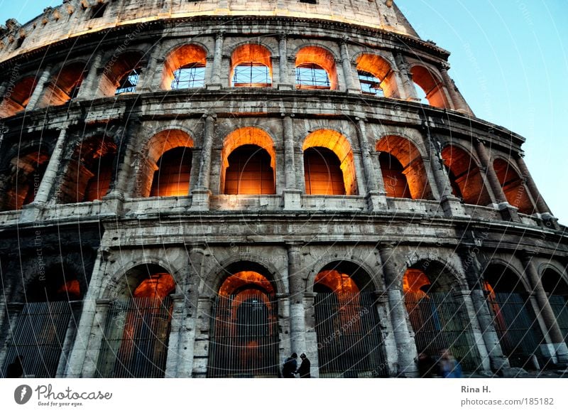 Kolossal Mensch Rom Italien Bauwerk Sehenswürdigkeit Wahrzeichen Kolosseum leuchten außergewöhnlich gigantisch Macht Tod Stolz Ruine Antike Gladiator Kampfsport
