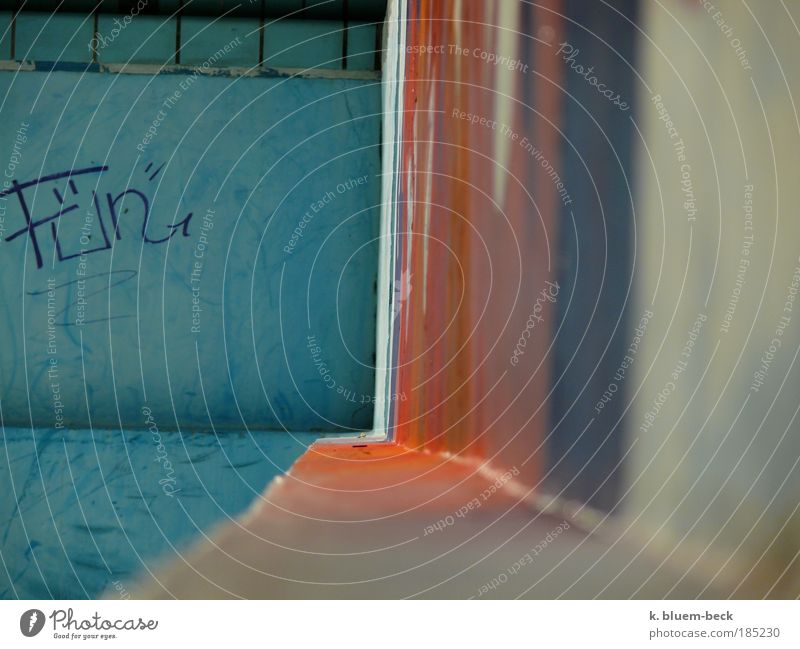 Perspektive Menschenleer Mauer Wand Fenster Mauervorsprung Beton Schriftzeichen Graffiti Linie abstrakt Aussicht Composing Farbe Streifen Strukturen & Formen