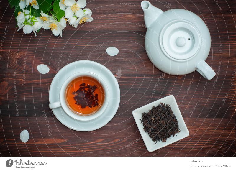 Schwarzer Tee mit Jasmin in einer weißen Schale auf einem braunen Holztisch Kräuter & Gewürze Frühstück Abendessen Asiatische Küche Getränk trinken Heißgetränk