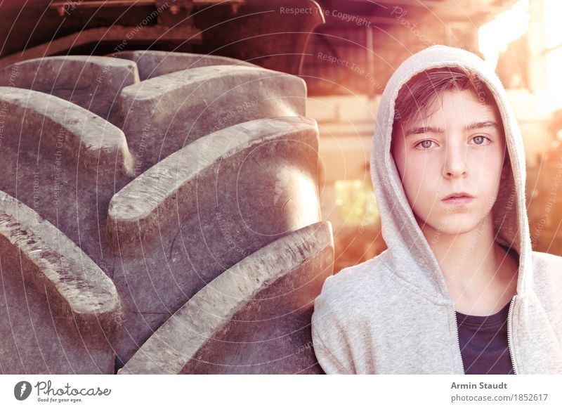 jugendlicher mit hoodie lehnt an einem traktorreifen Lifestyle Stil schön Mensch maskulin Jugendliche 1 13-18 Jahre Sommer Mode Kapuzenpullover Kapuzenjacke