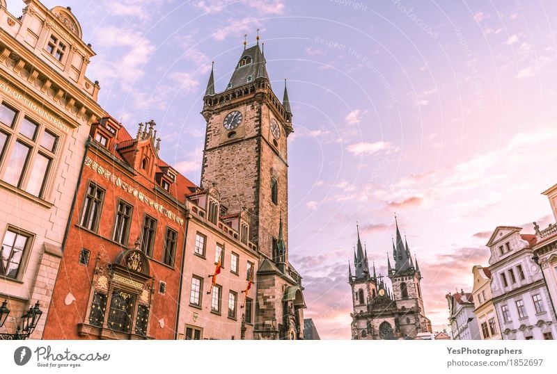 Prag Glockenturm Uhr Himmel Wolken Horizont Sonnenaufgang Sonnenuntergang Stadt Hauptstadt Dom Architektur Sehenswürdigkeit Wahrzeichen alt blau Kathedrale