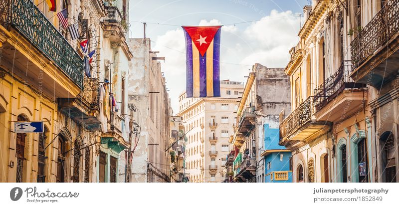 Straße in Havanna mit kubanischer Flagge Leben Ferien & Urlaub & Reisen Tourismus Haus Himmel Stadt bevölkert Gebäude Architektur Fassade Sehenswürdigkeit