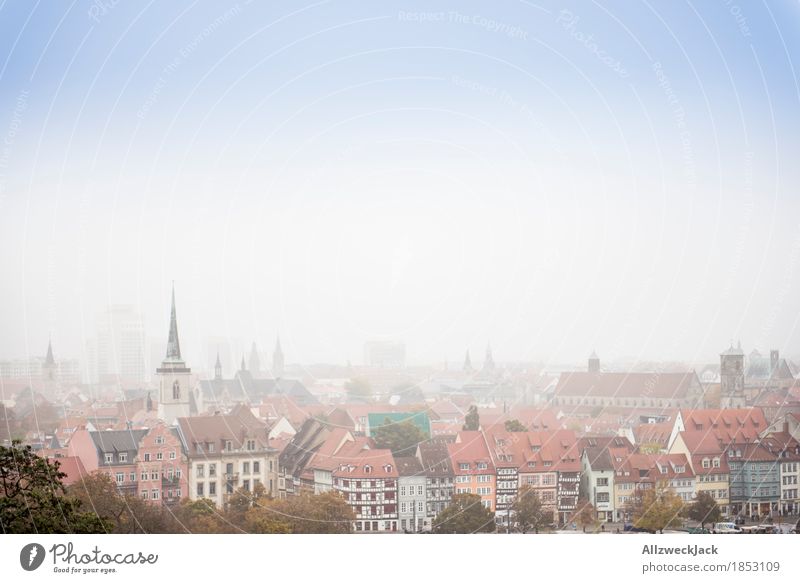 Erfurt im Nebel II Herbst Stadt Stadtzentrum Altstadt Skyline Haus Kirche Gebäude Dach trist grau Farbfoto Außenaufnahme Menschenleer Tag Totale