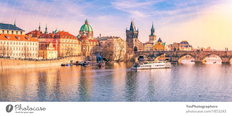 Prag-Panorama mit seinem Fluss und Gebäuden Ferien & Urlaub & Reisen Tourismus Ausflug Städtereise Architektur Kultur Stadt Altstadt Skyline Brücke