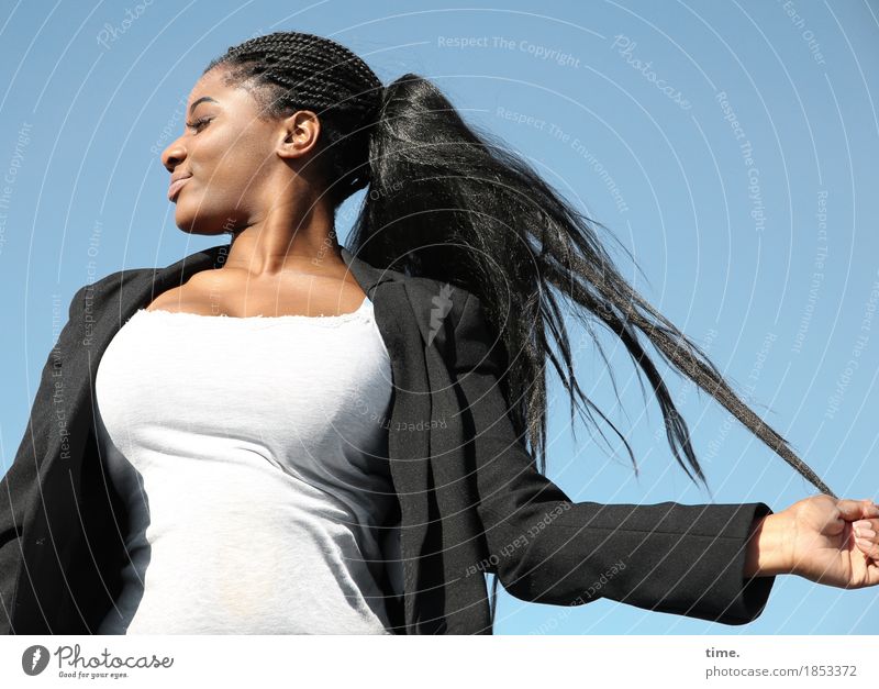 Sonia feminin 1 Mensch Himmel Schönes Wetter T-Shirt Jacke Haare & Frisuren schwarzhaarig langhaarig Bewegung festhalten genießen Lächeln toben ästhetisch schön