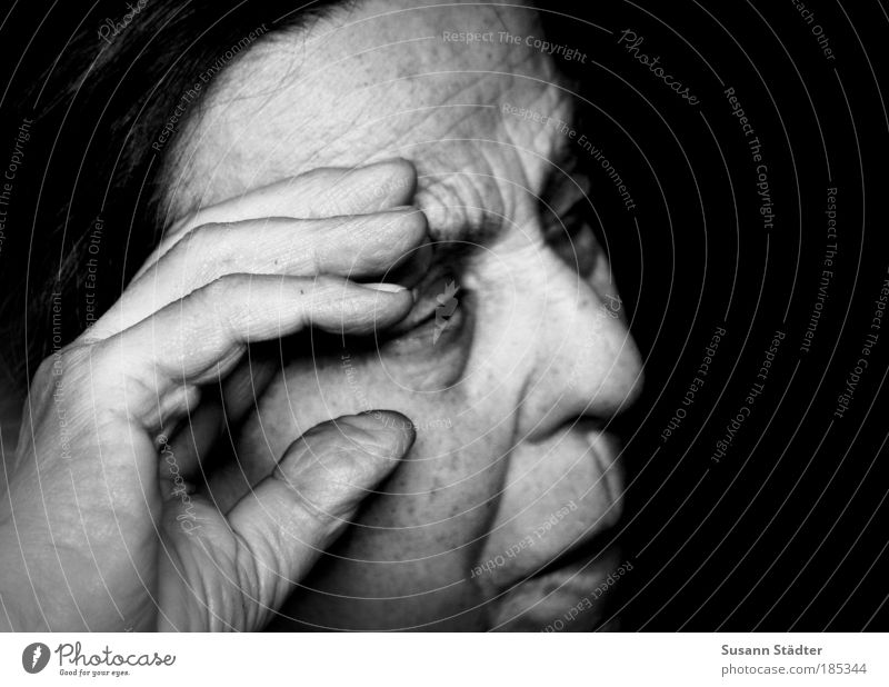 80 Jahre Miezenoma Weiblicher Senior Frau Kopf Haare & Frisuren Gesicht Auge Hand Finger 60 und älter alt beobachten außergewöhnlich Kraft Vertrauen