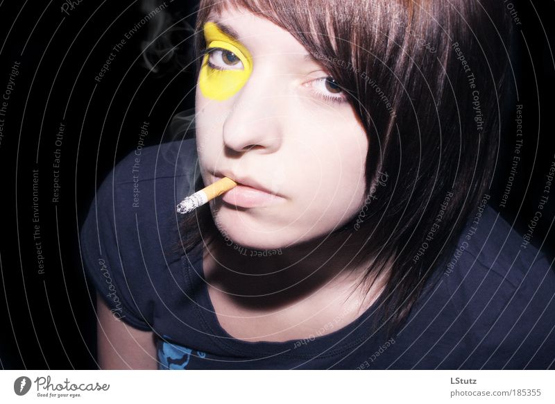 raucherclub zum gelben auge Stil Gesicht Schminke Nachtleben feminin Junge Frau Jugendliche 1 Mensch 18-30 Jahre Erwachsene T-Shirt brünett Pony Zigarette