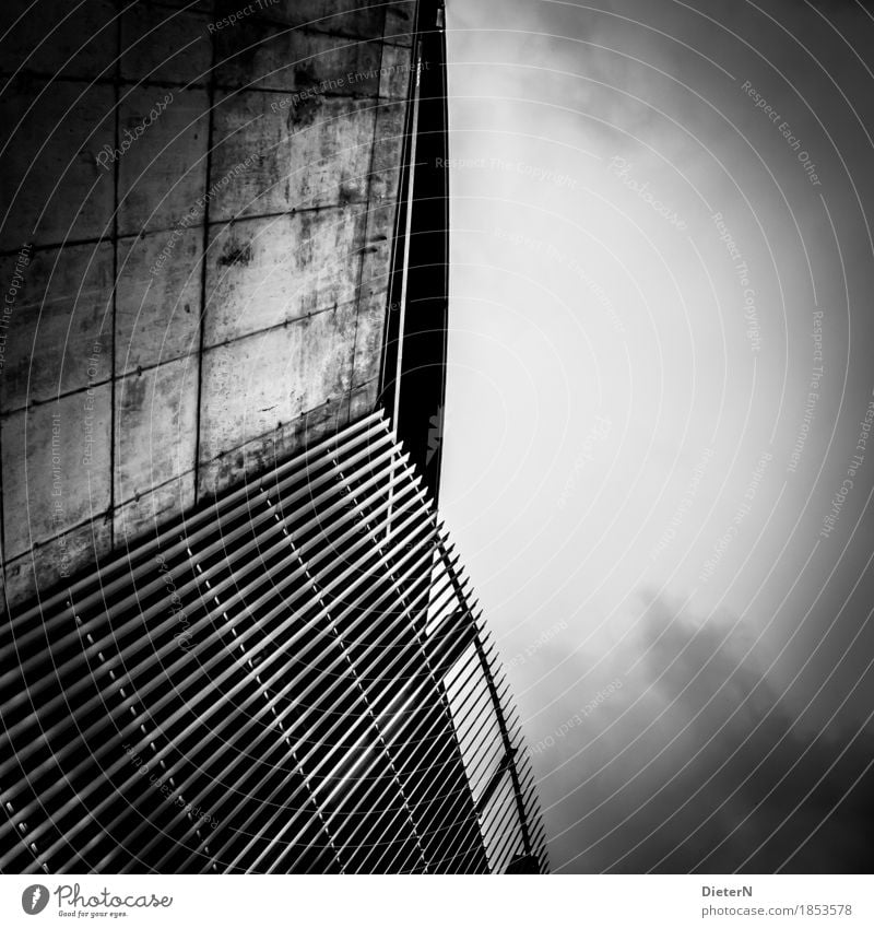 Linien Stadt Menschenleer Haus Bauwerk Gebäude Architektur Mauer Wand Fassade grau schwarz weiß himmelwärts Himmel Wolken Schwarzweißfoto Außenaufnahme
