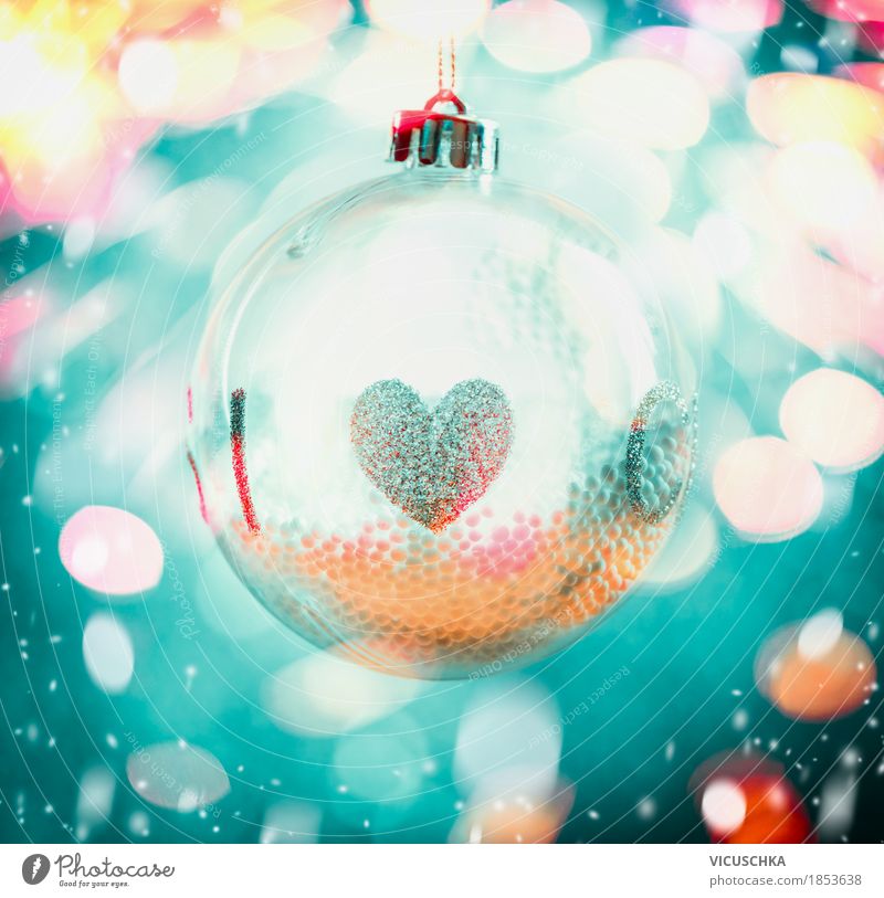 Glas Weihnachtskugel mit Herz auf Bokeh Hintergrund Stil Design Freude Winter Dekoration & Verzierung Feste & Feiern Weihnachten & Advent Ornament Kugel gelb