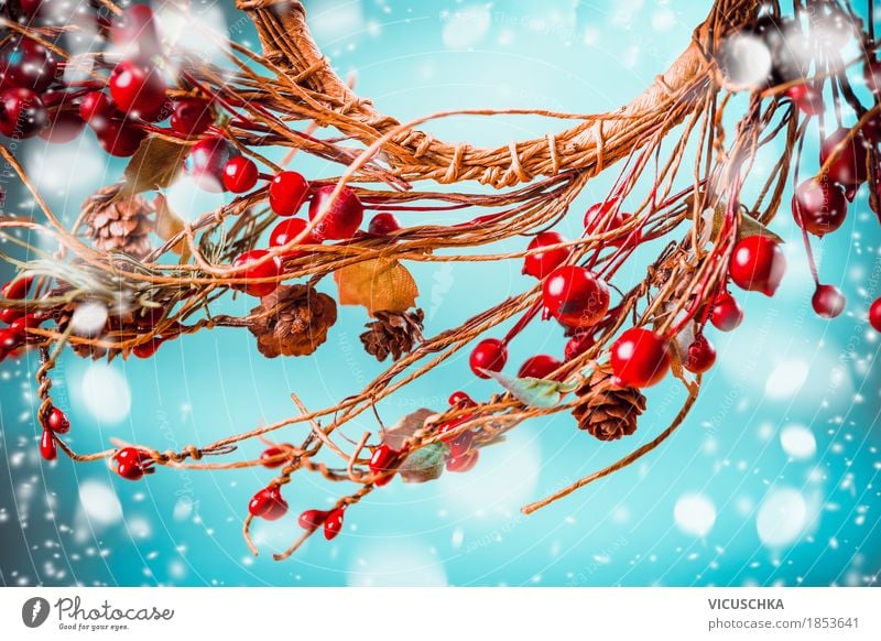 Weihnachten roten Beeren Kranz auf blauem Hintergrund mit Schnee Stil Design Freude Winter Dekoration & Verzierung Feste & Feiern Weihnachten & Advent Natur