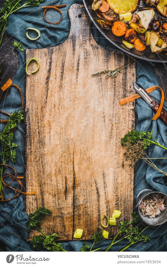 Essen Hintergrund mit alte Schneidebrett Lebensmittel Gemüse Kräuter & Gewürze Öl Ernährung Vegetarische Ernährung Diät Geschirr Stil Design Gesunde Ernährung