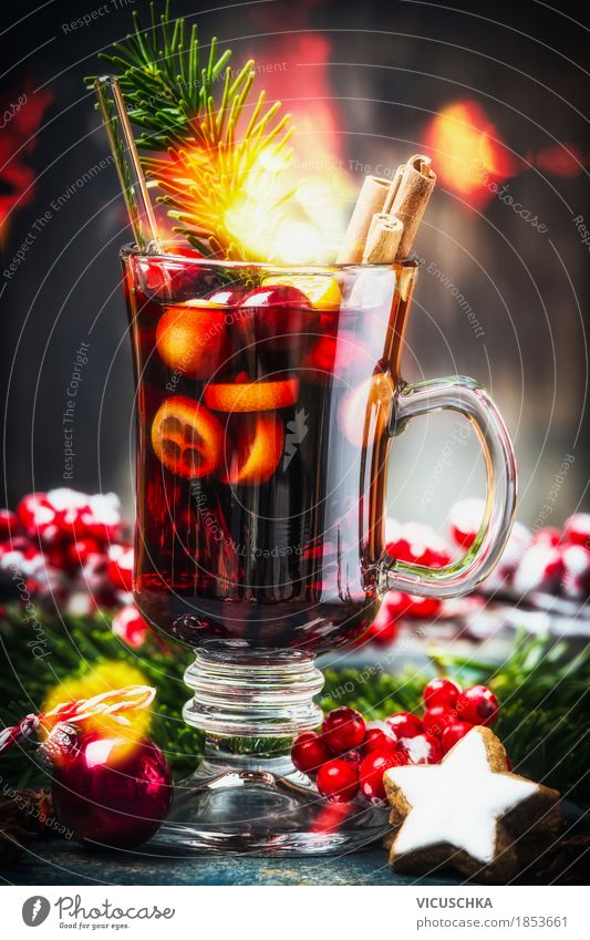 Glas traditionellen Glühwein mit Weihnachtsdekoration Frucht Kräuter & Gewürze Getränk Heißgetränk Tasse Stil Design Freude Winter Tisch Feste & Feiern