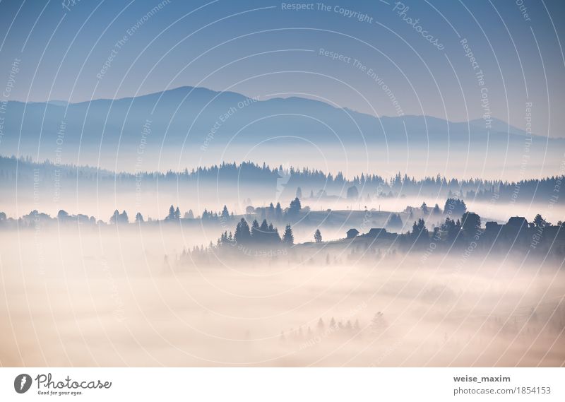 Nebeliger Morgen des Herbstes in den Karpatenbergen Ferien & Urlaub & Reisen Berge u. Gebirge Haus Natur Landschaft Luft Himmel Wolken Sonnenaufgang
