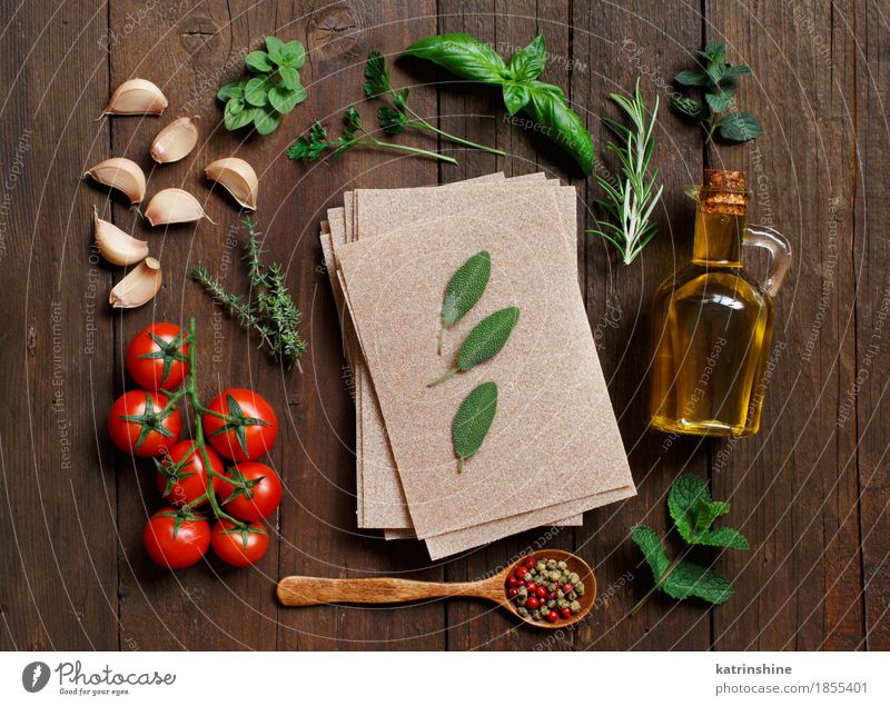 Vollkorn Lasagne Blätter, Gemüse und Kräuter Teigwaren Backwaren Kräuter & Gewürze Öl Vegetarische Ernährung Diät Italienische Küche Flasche Löffel Tisch Blatt