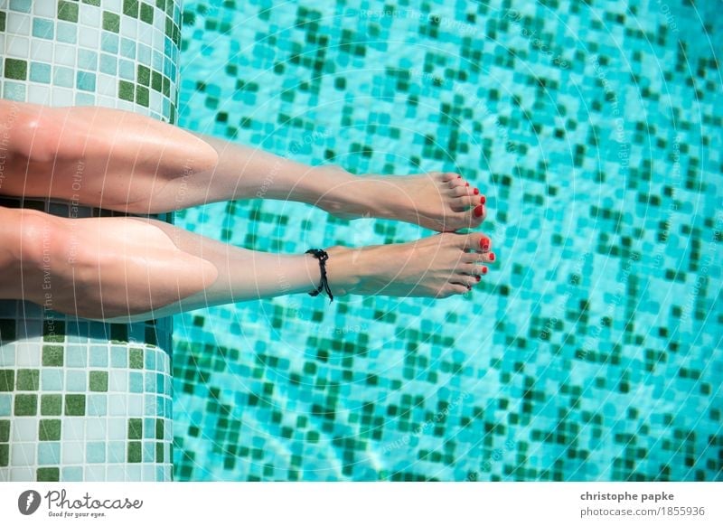 weibliche Füße mit rotem Nagellack in Pool Fuß Ferien & Urlaub & Reisen Tourismus Sommer Sommerurlaub Sonnenbad Schwimmbad feminin Frau Erwachsene Beine 1