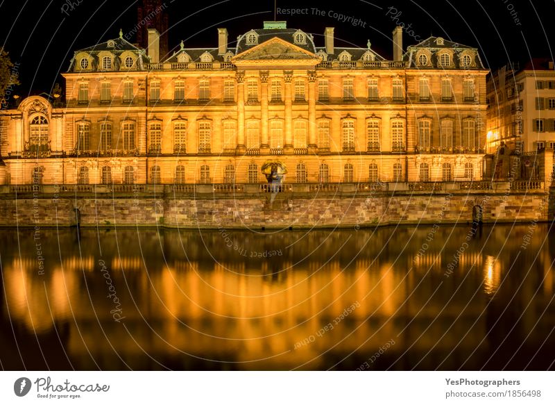 Rohan Palace aus Straßburg und seine Wasserspiegelung Kultur Kleinstadt Stadt Palast Burg oder Schloss Gebäude Architektur Fassade Wahrzeichen Denkmal alt