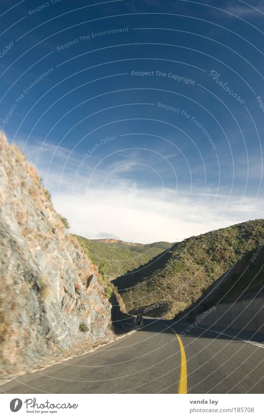 My Way Verkehr Verkehrswege Autofahren Straße Autobahn Freiheit Mittelstreifen Felsen Landschaft Berge u. Gebirge Südafrika Farbfoto Außenaufnahme Menschenleer