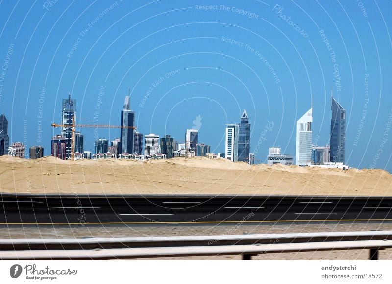 Small Skyline Hochhaus Dubai Stadtzentrum Architektur emirates towers wüse Sand Straße