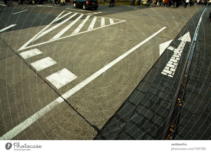 Gegen den Strom (wenn man weiss, wo er ist) Straße Straßenverkehr Fahrbahn Fahrbahnmarkierung Schilder & Markierungen Verkehrsregel Regel Information Asphalt