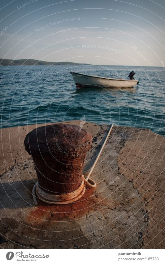 Sofort einsatzbereit Umwelt Wasser Sommer Wellen Küste Insel Hvar Kroatien Fischerboot Motorboot Seil Erholung Leichtigkeit Farbfoto Außenaufnahme Menschenleer