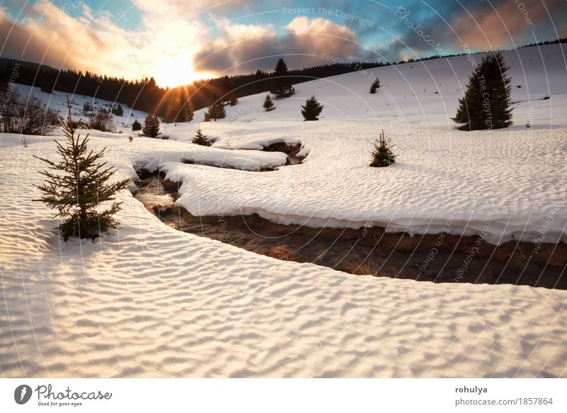 Gebirgsfluss im Winter bei Sonnenuntergang Schnee Berge u. Gebirge Natur Landschaft Himmel Wolken Wetter Eis Frost Baum Wiese Hügel Schneebedeckte Gipfel Fluss