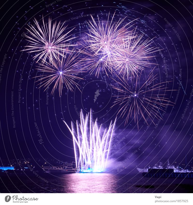 Blaue bunte Feuerwerke auf dem schwarzen Himmel mit Wasserreflexion Freude Freiheit Wellen Nachtleben Entertainment Party Veranstaltung Feste & Feiern