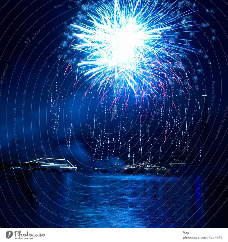 Blaue Feuerwerke auf dem schwarzen Himmel Freude Freiheit Nachtleben Entertainment Party Veranstaltung Feste & Feiern Weihnachten & Advent Silvester u. Neujahr