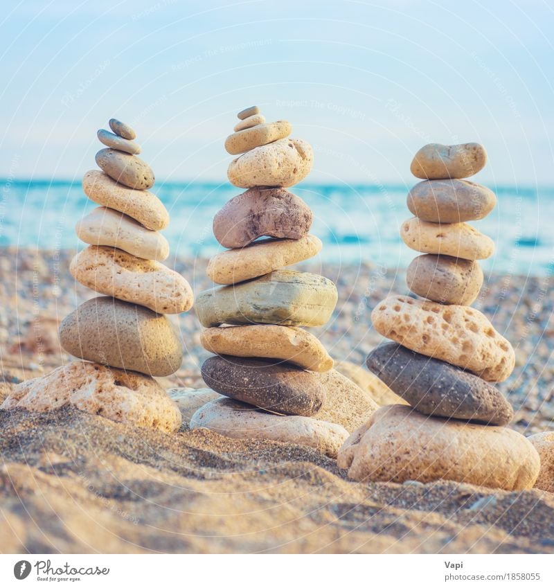 Drei Stapel runde glatte Steine harmonisch Erholung Ferien & Urlaub & Reisen Tourismus Ausflug Sommer Sommerurlaub Strand Meer Kunst Umwelt Natur Landschaft