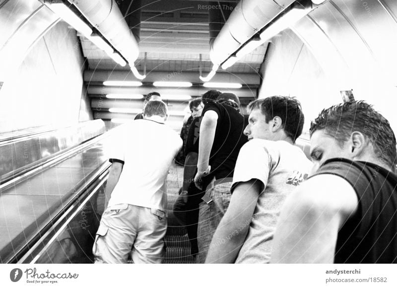 Rolltreppe stehen Mensch Ferien & Urlaub & Reisen London Underground Verkehr warten Automatisierung Bewegung Blick Arme Eisenbahn