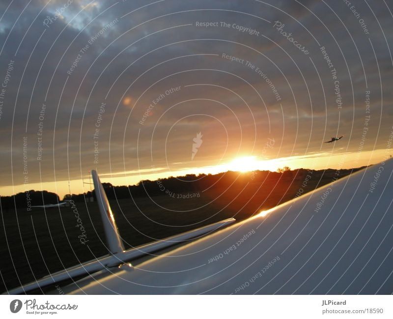 Landung bei Sonnenaufgang Flugplatz Flugzeug Segelflugzeug Gegenlicht Extremsport sunrise Flugzeuglandung