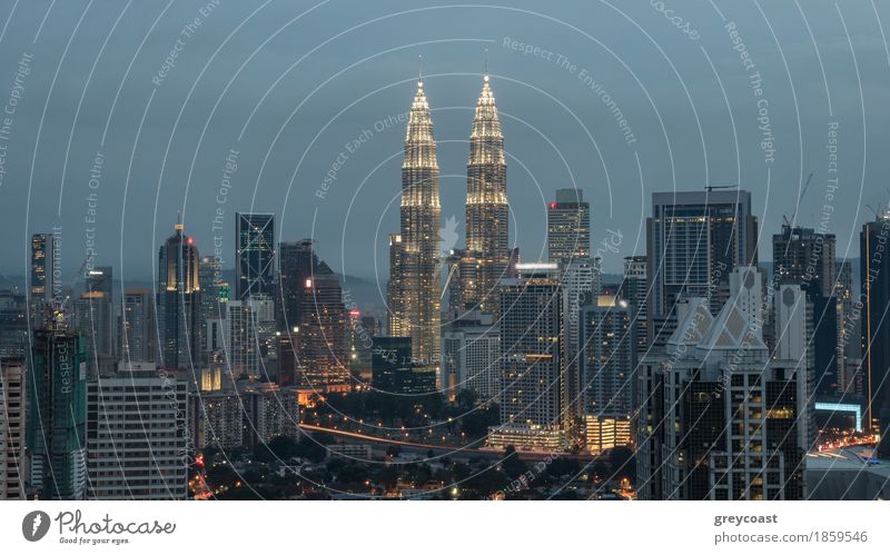 Abendliche Stadtlandschaft mit Beleuchtung von Gebäuden einschließlich Petronas Twin Towers. Kuala Lumpur, Malaysia Hauptstadt Haus Hochhaus Architektur Verkehr