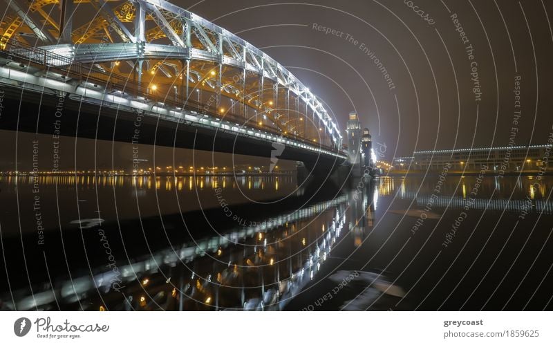 Beleuchtete Peter der Große Brücke über die Newa in der Nacht Sankt Petersburg, Russland Wasser Herbst Fluss Architektur Begeisterung Mut Heilige leuchten neva