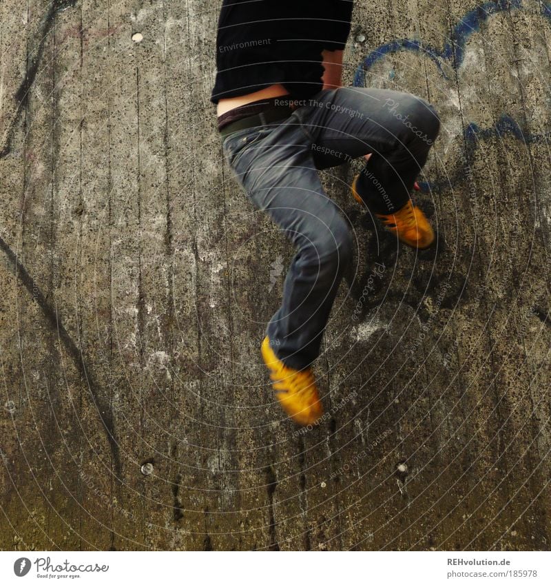 häppi börsdäj fotokäjs Mensch maskulin Junger Mann Jugendliche Erwachsene Beine Fuß 1 18-30 Jahre Turnschuh Bewegung springen frei gelb grau Freude Glück