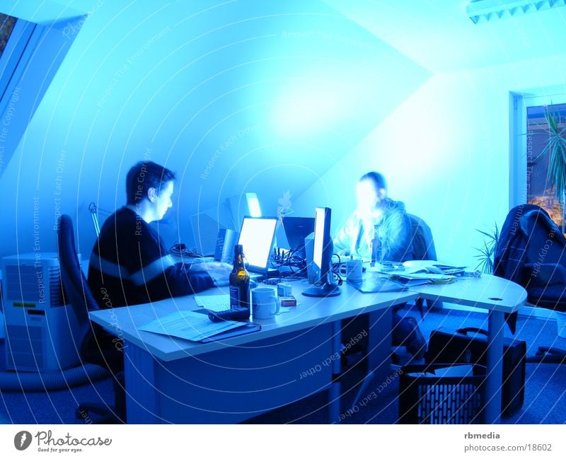 nightshift Schichtarbeit Computer Langzeitbelichtung verwaschen Bildschirm Bier Arbeit & Erwerbstätigkeit Büro blau blue Business