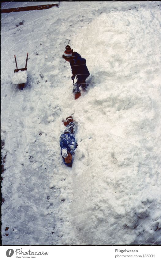 Rettet den Schnee! Freizeit & Hobby Spielen Winter Winterurlaub Kindererziehung Arbeitsplatz Junge 2 Mensch Umwelt Klima Wetter Schönes Wetter frieren kalt