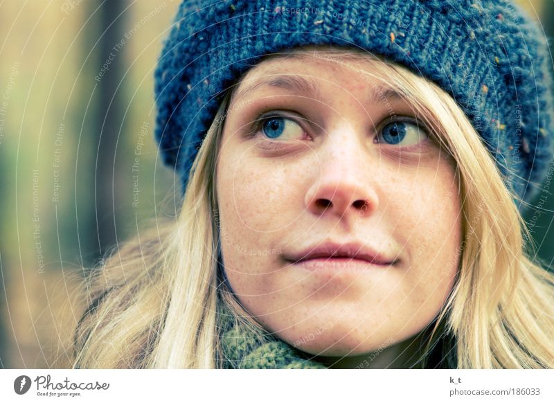 :] feminin Junge Frau Jugendliche Gesicht 1 Mensch 18-30 Jahre Erwachsene Hut blond langhaarig beobachten entdecken genießen Lächeln schön natürlich Neugier