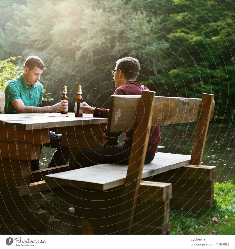 Pause Getränk Bier Flasche Lifestyle Wohlgefühl Zufriedenheit Erholung Ausflug Sommer Mann Erwachsene Freundschaft Leben 18-30 Jahre Jugendliche Umwelt Natur