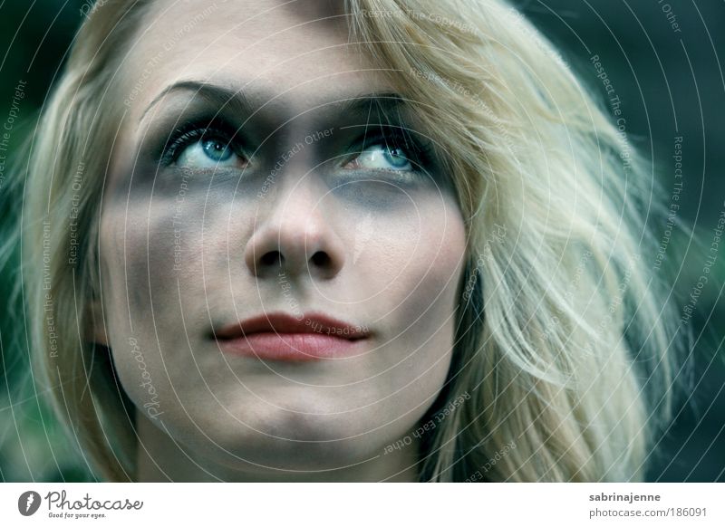 durch den dreck Mensch feminin Junge Frau Jugendliche Kopf Gesicht Auge 1 18-30 Jahre Erwachsene blond frech schön blau grün schwarz weiß Interesse Farbfoto