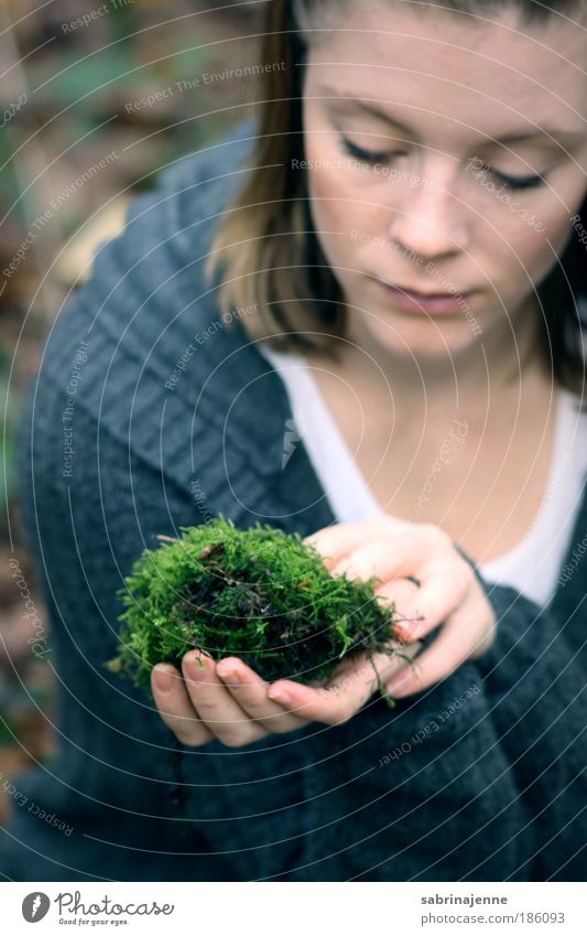 ein stück grün Mensch feminin Junge Frau Jugendliche Hand 1 18-30 Jahre Erwachsene Moos Wald Jacke blond blau schwarz Farbfoto Außenaufnahme Nahaufnahme Tag