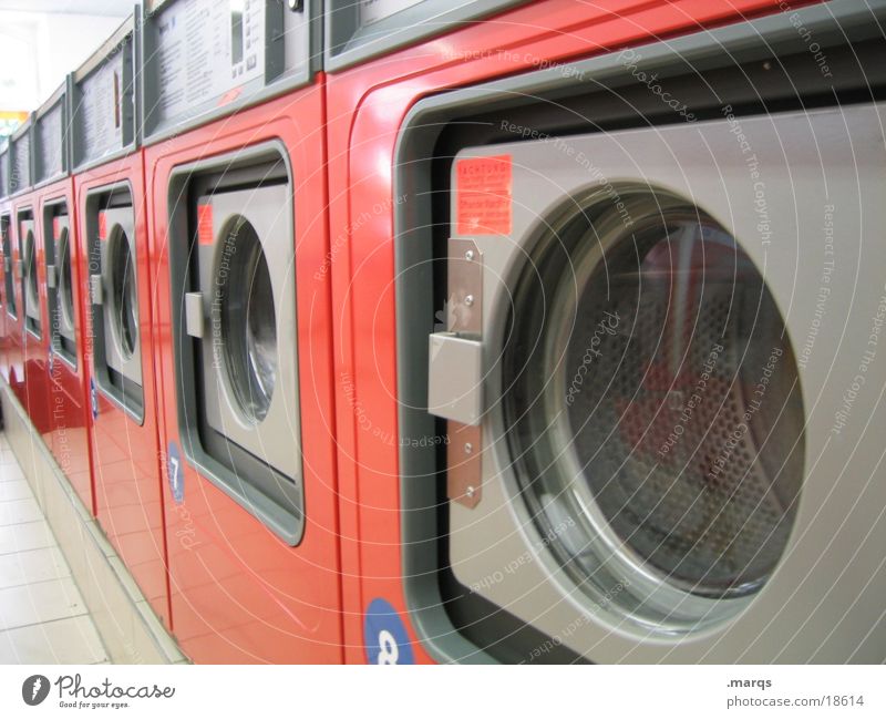 Waschsalon Wäsche Wohnzimmer Waschmaschine dauern Trommel Industrie orange warten Wäsche waschen Waschtag