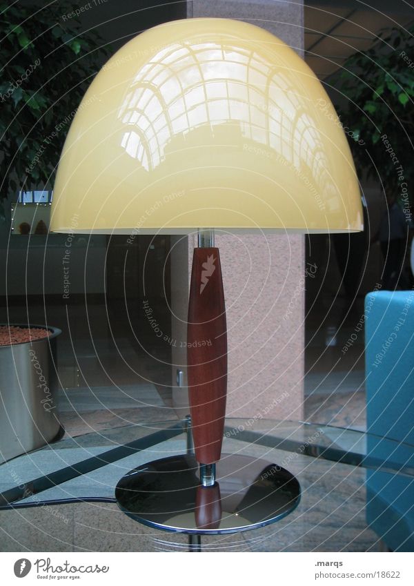 Olle Lampe gelb einzeln Dinge Tisch Häusliches Leben silber Detailaufnahme Einsamkeit Langeweile