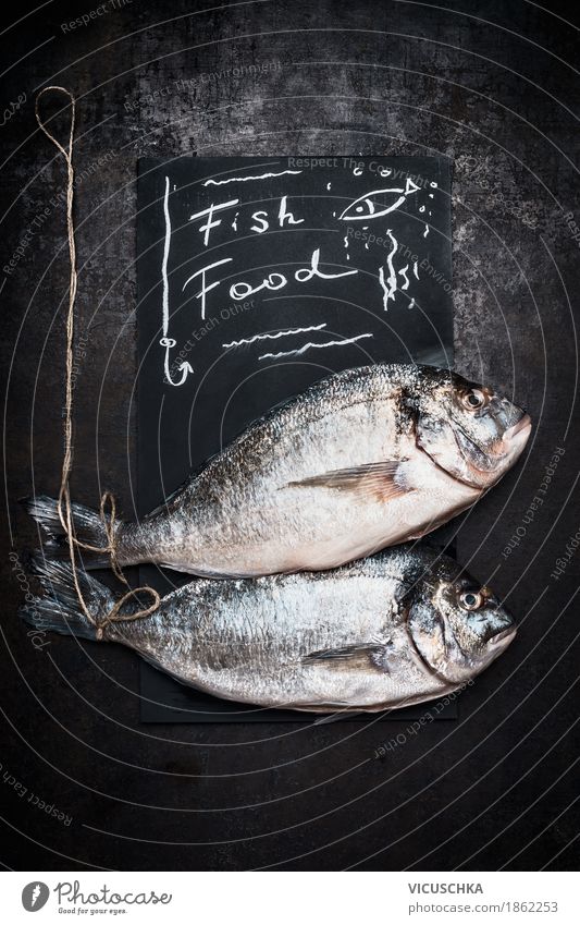 Rohe ganze Dorado Fische Lebensmittel Ernährung Diät Stil Design Gesunde Ernährung Küche Restaurant Dorade Mitteilung Protein roh Essen zubereiten Text