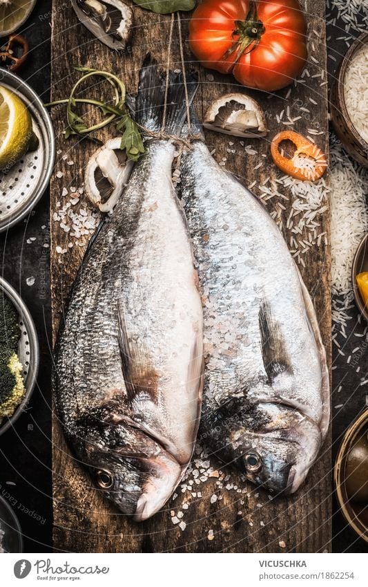 Zwei Dorado Fische mit Kochzutaten Lebensmittel Gemüse Kräuter & Gewürze Öl Ernährung Mittagessen Abendessen Festessen Bioprodukte Vegetarische Ernährung Diät